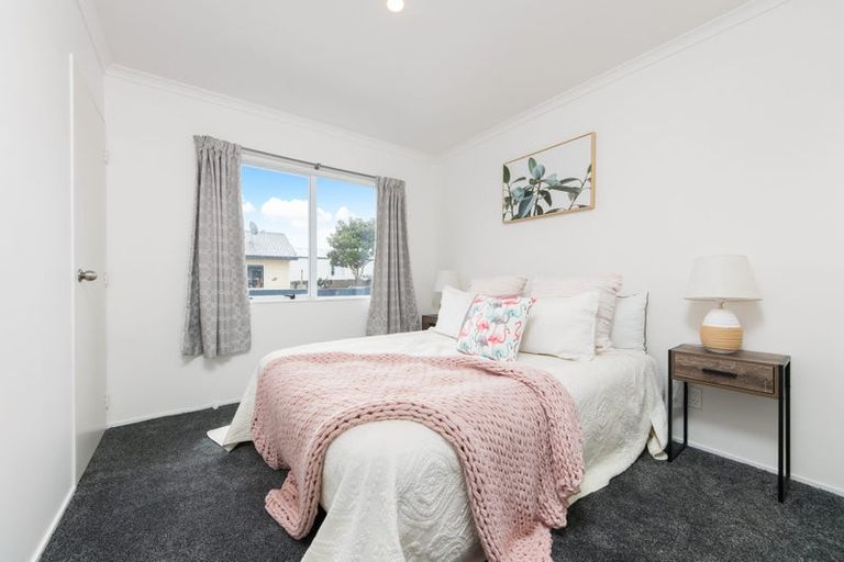 Photo of property in 2/43 Solveig Place, Randwick Park, Auckland, 2105