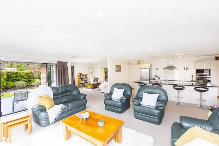 Photo of property in 22 Jade Crescent, Timberlea, Upper Hutt, 5018