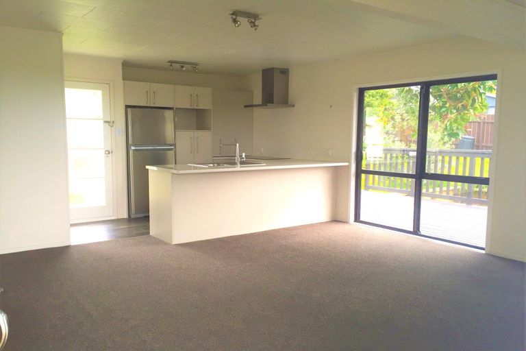 Photo of property in 8 Landow Place, Henderson, Auckland, 0612