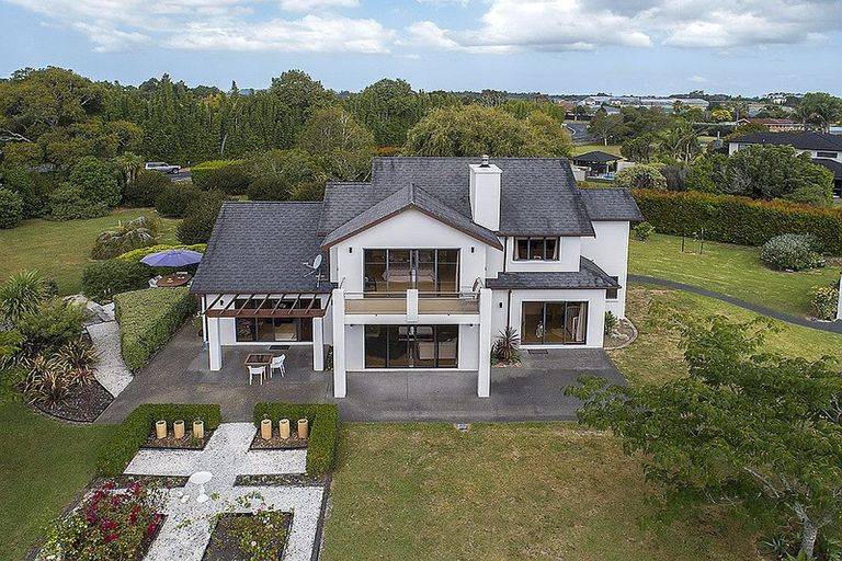 Photo of property in 15 Koraha Road, Kumeu, 0892