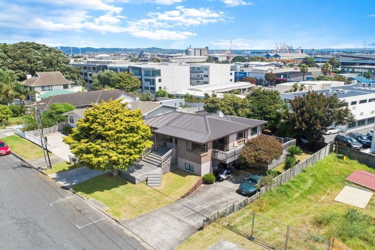 Photo of property in 14 Pitau Road, Mount Maunganui, 3116