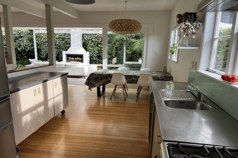 Photo of property in 2/192 Queen Street, Northcote Point, Auckland, 0627