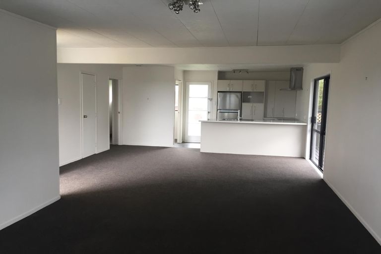 Photo of property in 8 Landow Place, Henderson, Auckland, 0612