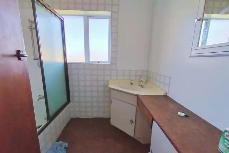 Photo of property in 8 Armstrong Place, New Lynn, Auckland, 0600