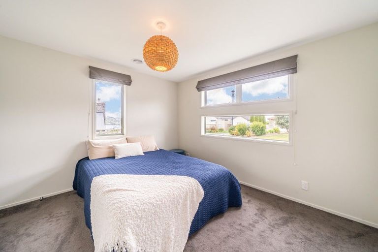 Photo of property in 10 Hollyford Place, Aotea, Porirua, 5024