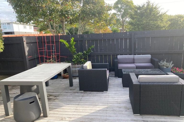 Photo of property in 7 Porter Avenue, Te Atatu South, Auckland, 0610