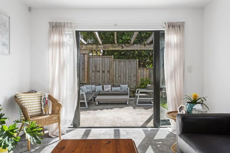 Photo of property in 5/42 Fields Parade, Oteha, Auckland, 0632