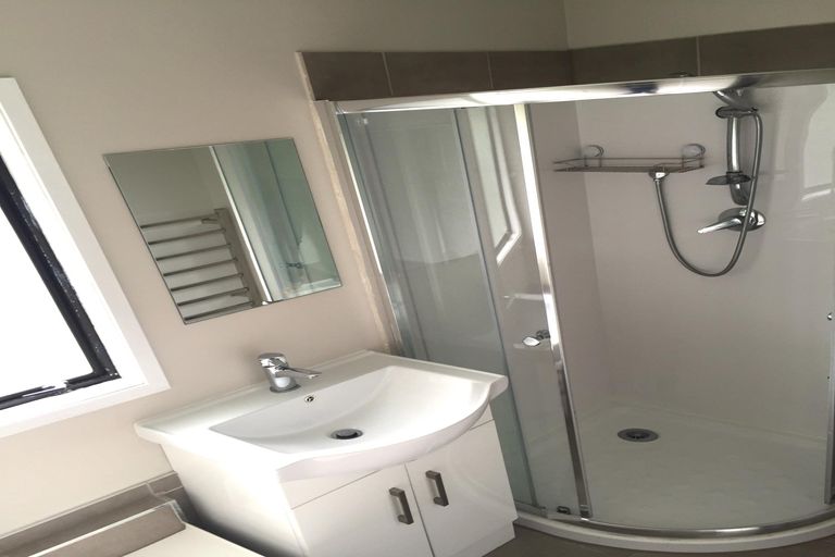 Photo of property in 8 Landow Place, Henderson, Auckland, 0612