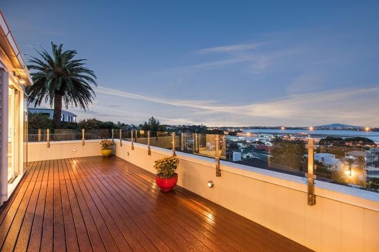 Photo of property in 99a Queen Street, Northcote Point, Auckland, 0627