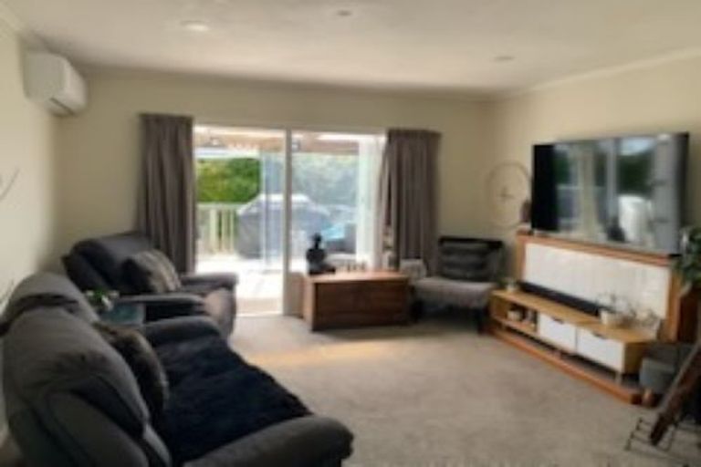 Photo of property in 43 Tindalls Bay Road, Tindalls Beach, Whangaparaoa, 0930