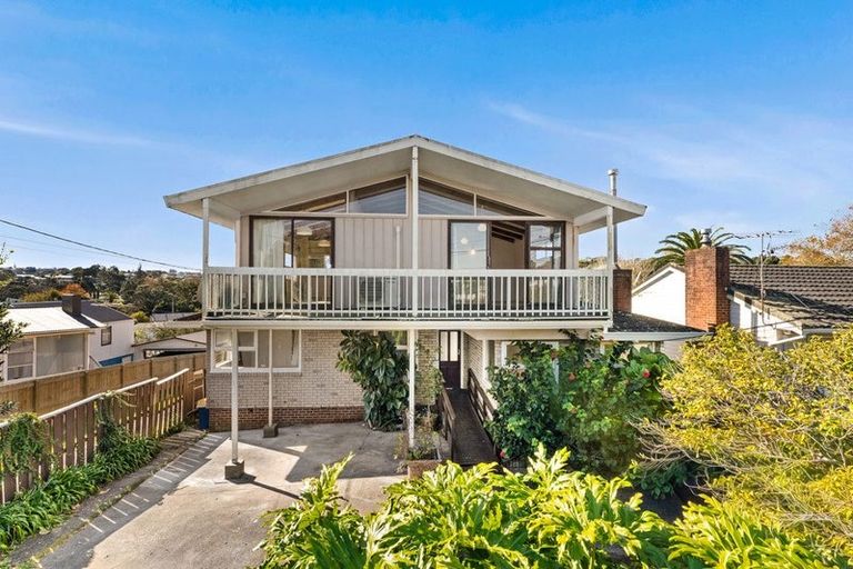 Photo of property in 1/27 Kaipatiki Road, Glenfield, Auckland, 0629