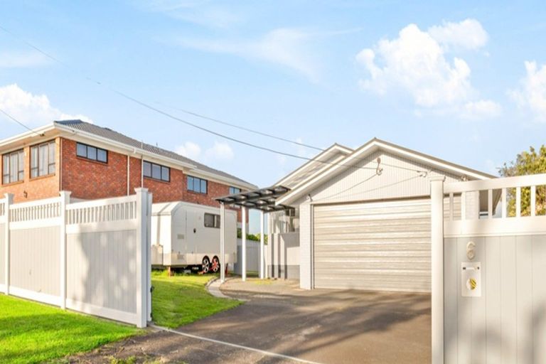 Photo of property in 6 Colwill Road, Massey, Auckland, 0614