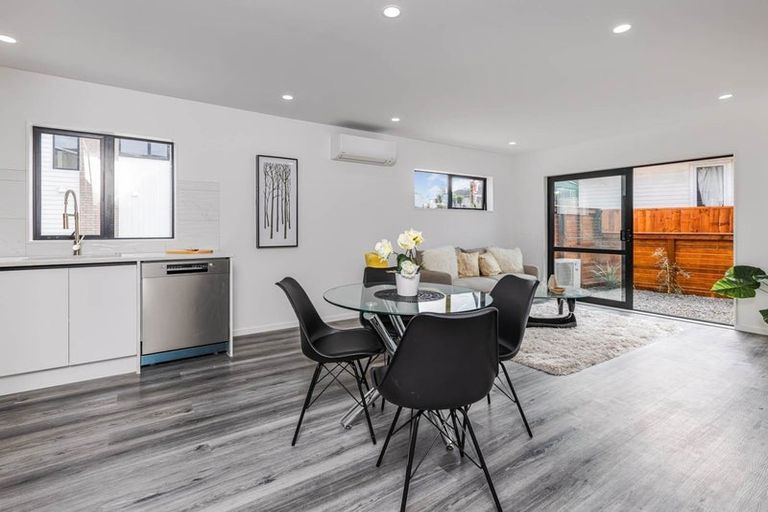 Photo of property in 7b Gladfield Lane, Te Atatu Peninsula, Auckland, 0610