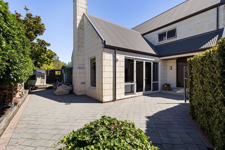 Photo of property in 33 Royal Oak Drive, Kelvin Grove, Palmerston North, 4414