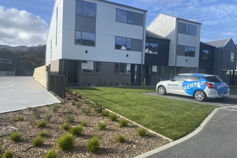 Photo of property in 1 Ara Paiwhenua, Tawa, Wellington, 5028