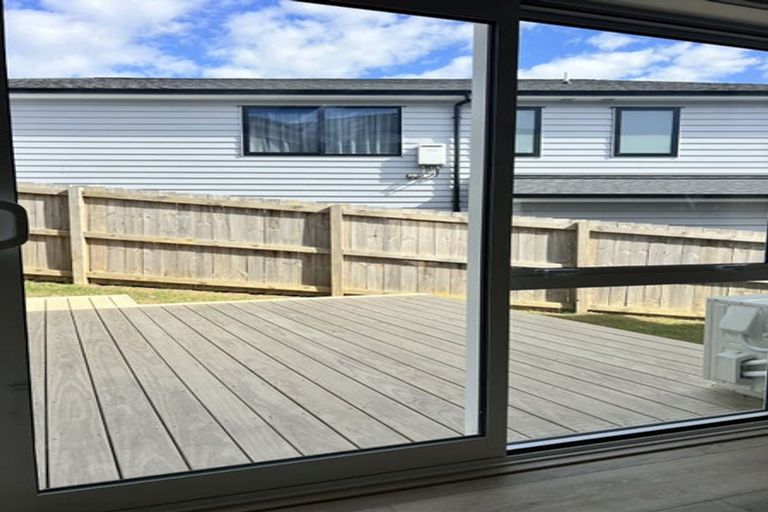 Photo of property in 8 Hooten Place, Oteha, Auckland, 0632