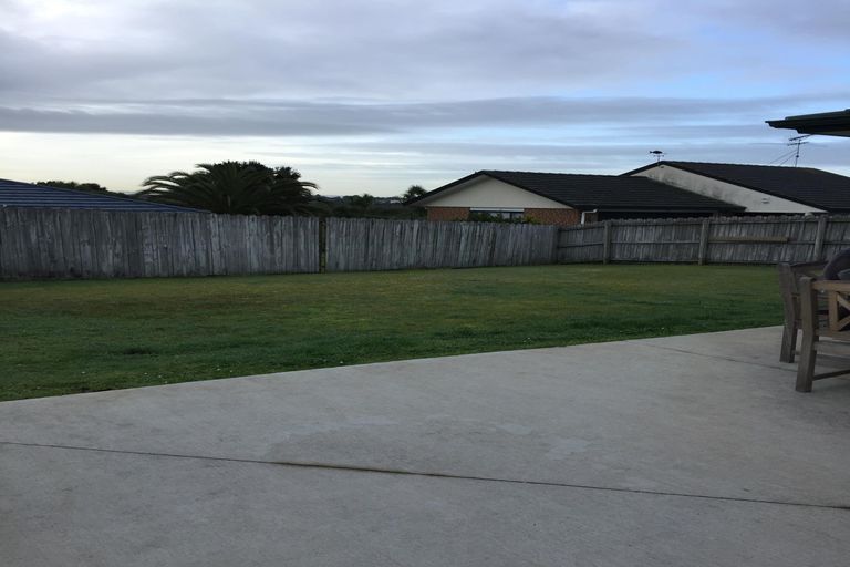 Photo of property in 16 Reremanu Place, Weymouth, Auckland, 2103