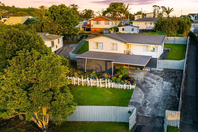 Photo of property in 22 Styca Place, Sunnyvale, Auckland, 0612