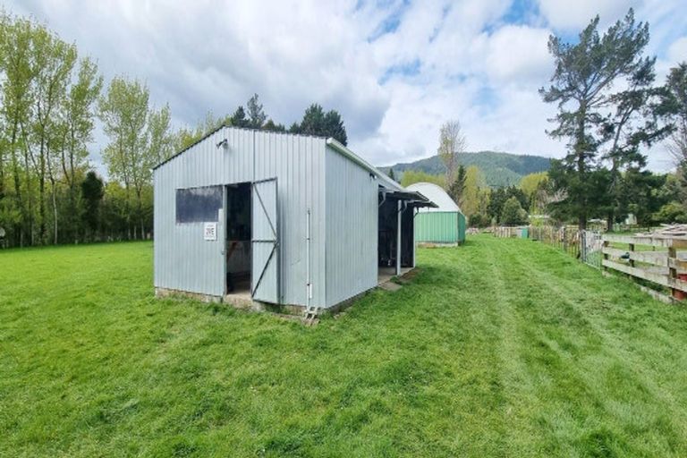 Photo of property in 233 North Manakau Road, Manakau, Levin, 5573