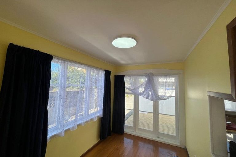 Photo of property in 60 Farquhar Road, Glendene, Auckland, 0602