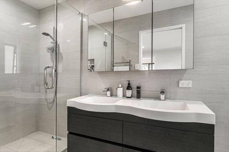 Photo of property in 3/2 Beach Road, Castor Bay, Auckland, 0620