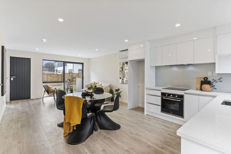 Photo of property in 2/62 Smythe Road, Henderson, Auckland, 0612