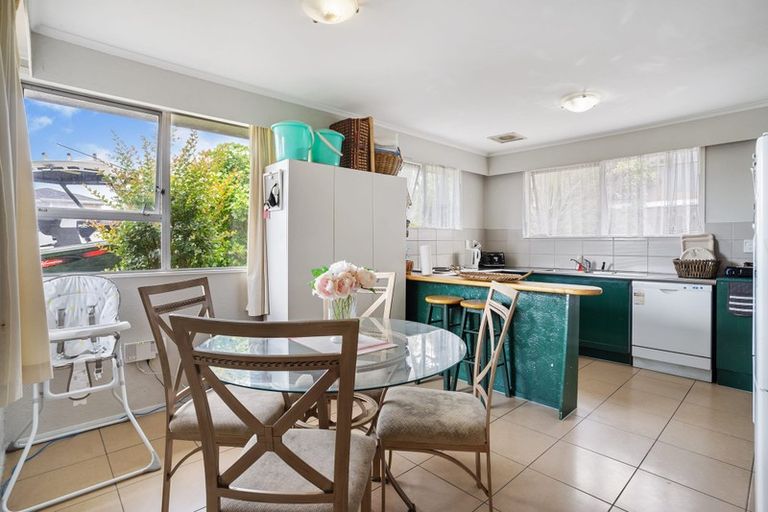 Photo of property in 75 Gossamer Drive, Pakuranga Heights, Auckland, 2010