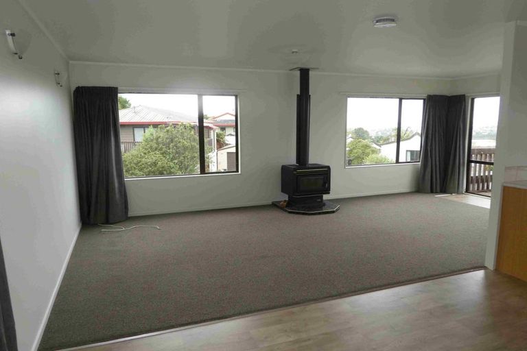 Photo of property in 20 Van Dyke Place, West Harbour, Auckland, 0618