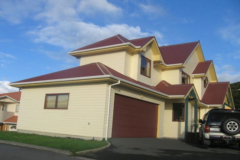 Photo of property in 28 Chastudon Place, Tawa, Wellington, 5028