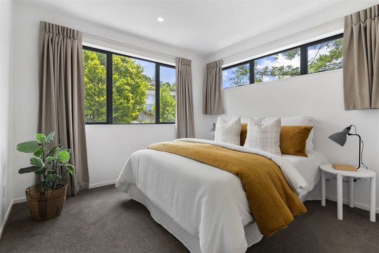 Photo of property in 1/4 Mcquoid Place, Glenfield, Auckland, 0629