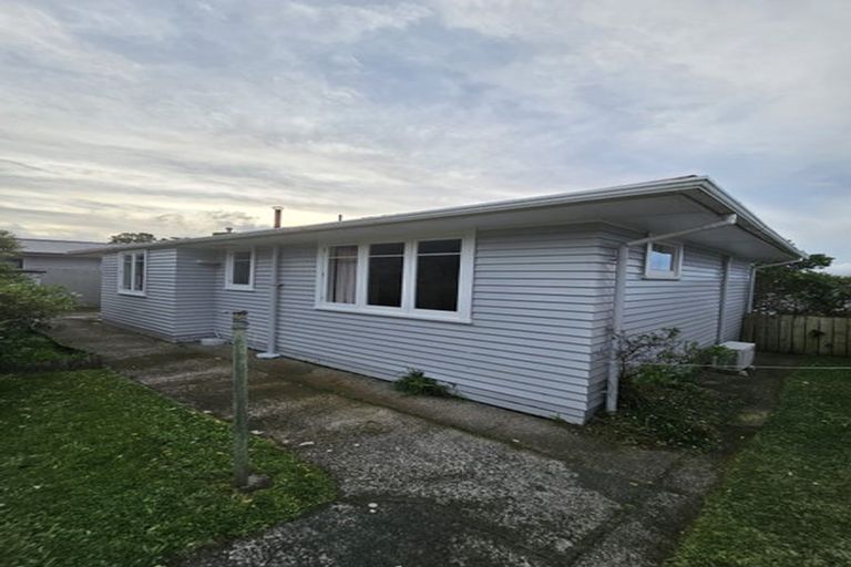 Photo of property in 7 Balmain Street, Newlands, Wellington, 6037