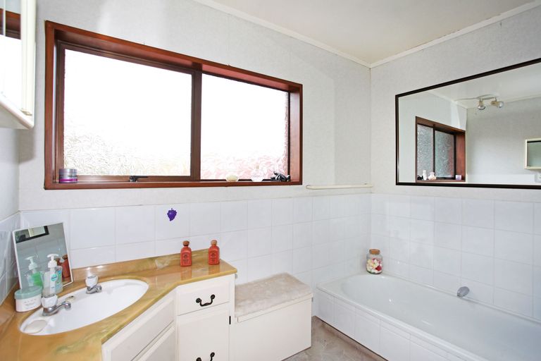 Photo of property in 35 Riverside Drive, Waiuku, 2123