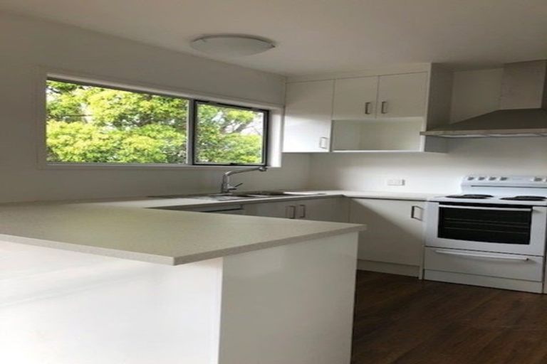 Photo of property in 2/56 Knightsbridge Drive, Forrest Hill, Auckland, 0620