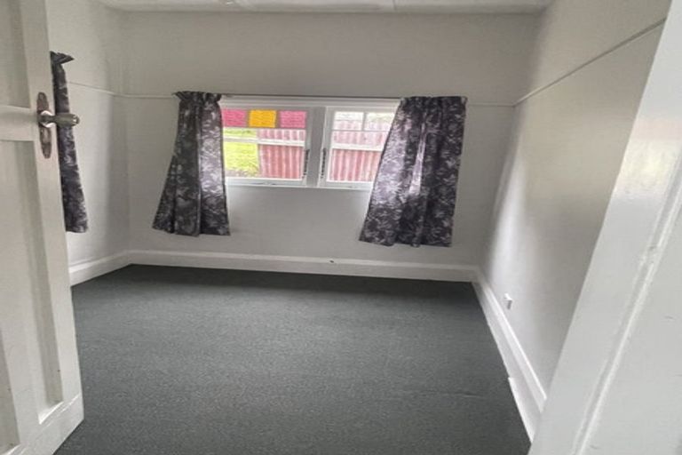 Photo of property in 17 Naughton Terrace, Kilbirnie, Wellington, 6022