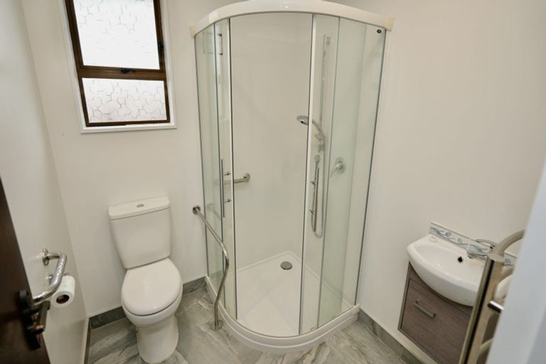 Photo of property in 43a Wikiriwhi Crescent, Awapuni, Palmerston North, 4412