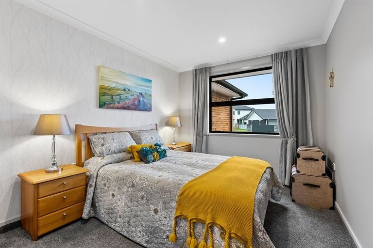 Photo of property in 18 Manurau Crescent, Merrilands, New Plymouth, 4312