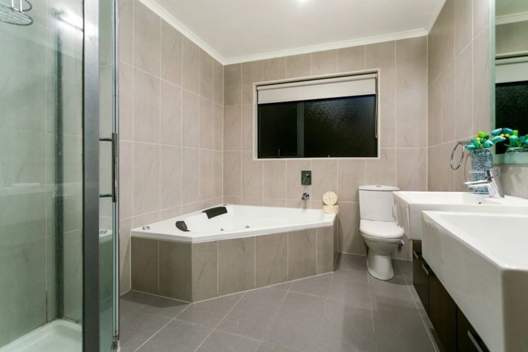 Photo of property in 19 Springvale Drive, Fairview Heights, Auckland, 0632