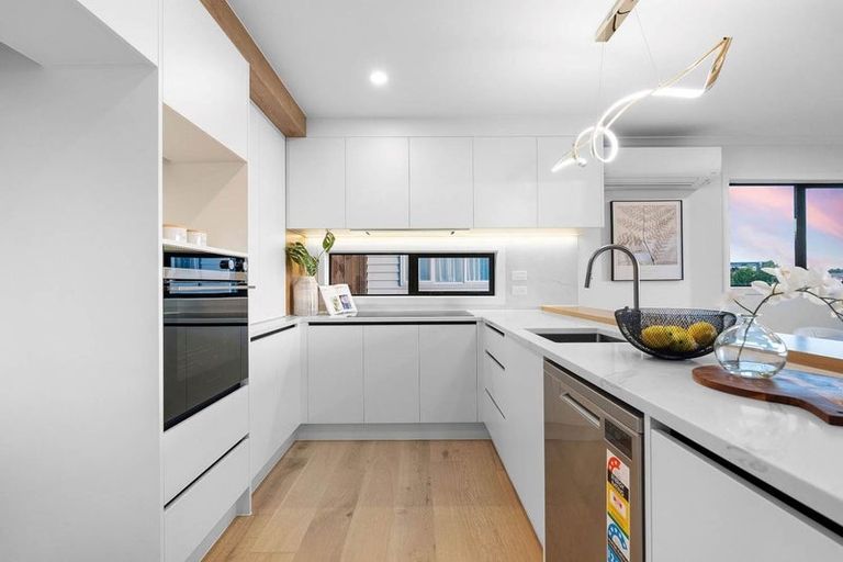Photo of property in 20 Baulcomb Parade, Windsor Park, Auckland, 0632