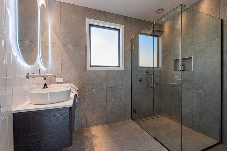 Photo of property in 1 Glenbervie Drive, Glenbervie, 0173