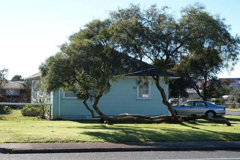 Photo of property in 2 Blake Road, Mangere East, Auckland, 2024