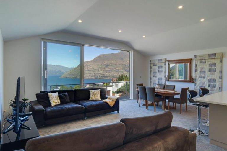 Photo of property in 28 Wynyard Crescent, Fernhill, Queenstown, 9300