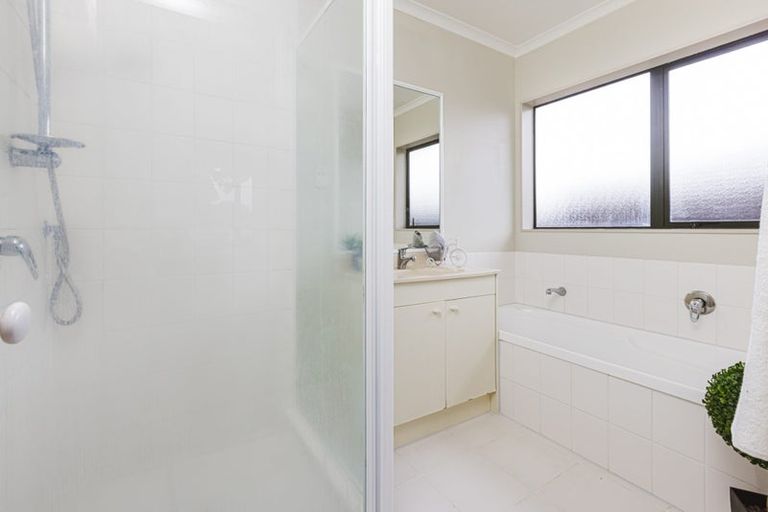 Photo of property in 26 Etherton Drive, Weymouth, Auckland, 2103