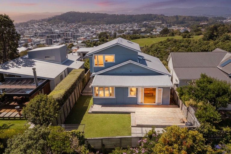 Photo of property in 44 Mortimer Terrace, Aro Valley, Wellington, 6021