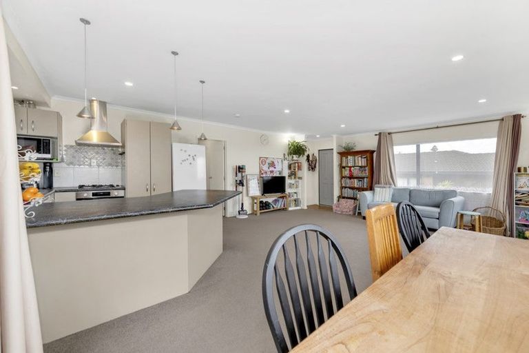 Photo of property in 2/312 Wairau Road, Glenfield, Auckland, 0629