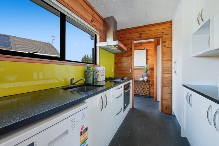 Photo of property in 16 Noeleen Street, Glenfield, Auckland, 0629