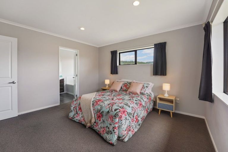 Photo of property in 19 Percy Kinsman Crescent, Riverstone Terraces, Upper Hutt, 5018