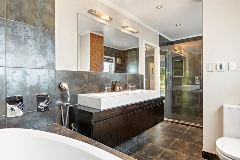 Photo of property in 873 Waitakere Road, Kumeu, 0891