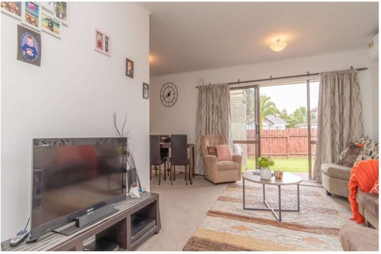 Photo of property in 2/4 Tyndrum Place, Highland Park, Auckland, 2010