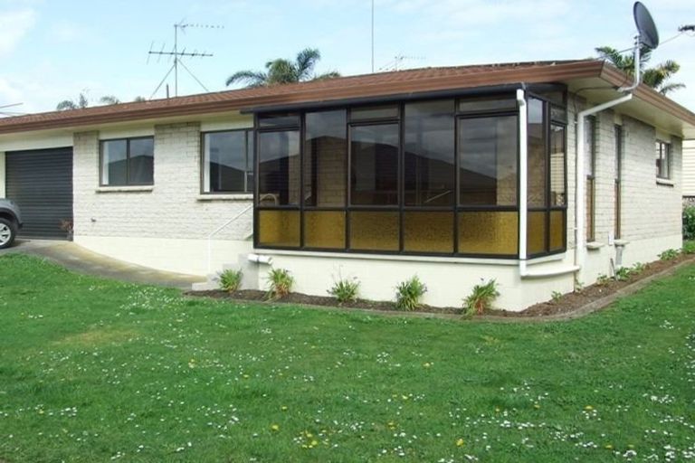 Photo of property in 2/98 Harris Street, Pukekohe, 2120