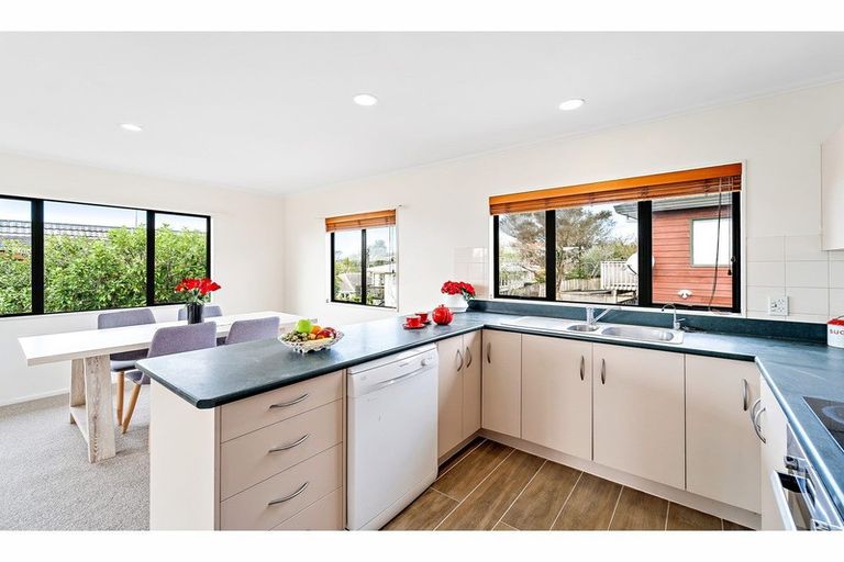 Photo of property in 2/5 Anne Road, Hillcrest, Auckland, 0627